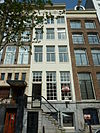 Pand met gepleisterde gevel onder rechte lijst met triglyfen