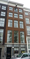 Pand met gevel onder gesneden rechte lijst
