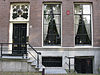 Amsterdam, keizersgracht 71 - WLM 2011 - andrevanb (1) - The red shield on the wall says that Heinrich Schliemann - the famous 19th century archeologist who claimed to have discovered the ruins of ancient Troy - lived in this house on the distinguished Amsterdam Keizergracht for a while. Except for 