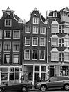 Pand met klokgevel met originele houten pui