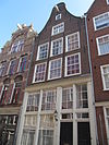 Pand met gevel onder klokvormige rollagentop
