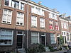 Pand met gevel onder rechte lijst met doristisch drielicht op de 2e verdieping