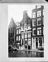 Pand met klokgevel met pilasters
