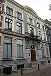 Dubbel huis met vrij rijk versierde lijstgevel in traditionele vormen