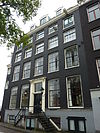 Dubbel huis met gevel onder rechte lijst waarvan de balustrade is verdwenen