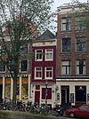 Pand met gevel onder rechte lijst