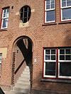Portiek Zaanstraat 250 -  Portiek Zaanstraat 250, Amsterdam-West, Spaarndammerbuurt, Zaanhof. Sociale woningbouw van woningbouwvereniging Patrimonium. Architecten Tj. Kuipers en A.U. Ingwersen, ontworpen in 1915-1916, voltooid 1919. 