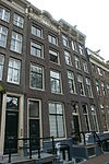 Pand met gevel onder gesneden, verhoogde lijst