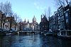 Amsterdam - Oudezijds Voorburgwal Vredenhofje - Oudezijds Voorburgwal, met erachter de Nicolaaskerk, Amsterdam. Rechts van de brug: Vredenhofje, Vredenburgersteeg 1.