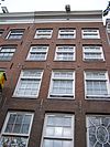 Pand met gevel onder rechte lijst met deur uit de tijd van de lijst