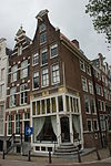 Hoekhuis met gevel onder rollagentop
