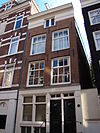 Huis met gevel onder midden 19e-eeuwse rechte lijst