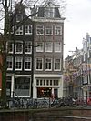 Hoekhuis, gevels onder omlopende rechte lijst