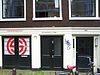 Pand met gevel onder klokvormige top met rollagen