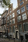 Pand met halsgevel kelderpui, deur en vensteropeningen en louis xv balusters