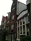 Rijksmonument-312-20111028154006 -  Huis met later versoberde ingezwenkte halsgevel waarin aardige pui Amsterdam