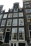 Huis met overbouwing van de gang ernaast