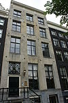 Pand met zandstenen gevel onder rechte lijst met triglyfen en consoles