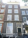 Pand met zeer gave en fraaie gevel onder gesneden rechte lijst met consoles en balustrade