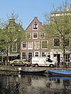 Breed pand onder hoog dak bekroond met punt top