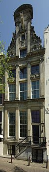 Pand met zandstenen pilaster-halsgevel met oeils-de-boeuf en gevelsteen
