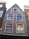 Pand met gevel onder klokvormige top met rollagen