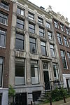 Pand met zandstenen vierraamsgevel onder rechte triglyfenlijst waarin consoles met gebeeldhouwde deuromlijsting, waarin empire deur
