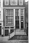 Pand met halsgevel met siertrossen