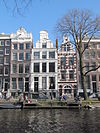 Pand met gevel, onder rechte lijst met consoles