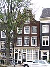Pand met gevel met klokvormige rollagentop fronton