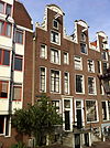 Pand met halsgevel met borstbeeld