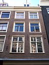 Pand met een gemeenschappelijke gevel met nr 11 onder rechte lijst. Houten pui