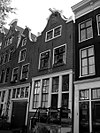 Pand met klokgevel met louis xv gevelsteen