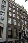 Pand met gevel onder rechte lijst met balustrade