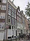 Hoekhuis met pilastergevel onder rechte lijst