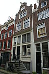 Huis met klokgevel (geboortehuis van multatuli met gedenksteen)