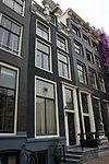Pand met gevel onder lijst met dakvenster en balustrade