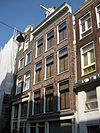 Pand met gevel onder rechte klossenlijst