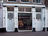 Pand met vernieuwde gevel, bekroond door de natuurstenen onderdelen van de oorspronkelijke klokvormige top