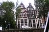 Hoekhuis met trapgevel, versierd met grote boogblokken