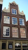 Pand met halsgevel met gedeelde vleugelstukken
