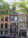Pand met halsgevel met pui en deurpartij