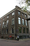 Hoekhuis met gevel met gelaagde hoeklisenen en rechte lijst met attiek