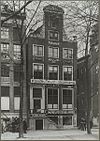 Overzicht voorgevel grachtenhuis met bedrijven - Amsterdam - 20319553 - RCE -  Grachtenhuis/ Restauratie: Overzicht voorgevel grachtenhuis met bedrijven (opmerking: Bijschrift: Voor de restauratie) 