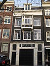 Pand met gevel onder rechte klossenlijst