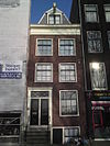 Huis met gevel onder rechte lijst waarboven een dakvoorschot
