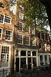 Pand met halsgevel met gelobde afdekking waaronder beeldhouwwerk