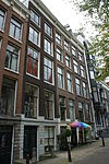 Huis met gevel onder rechte lijst op oudere onderpui