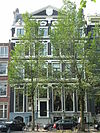 Huis achter gezamenlijke pilastergevel met het nr 72