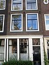 Pand met gevel oorspronkelijk als die van nr 9, doch sinds